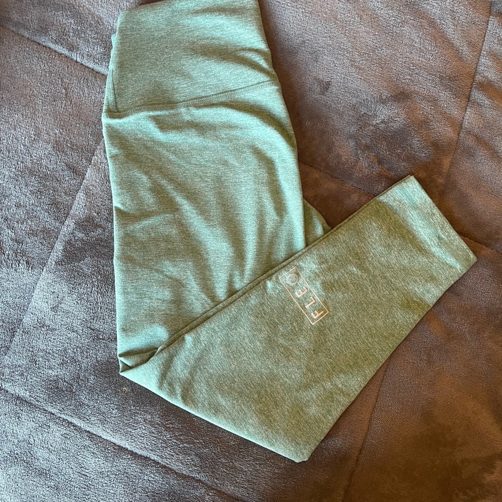 Fleo cropped sage green heathered leggings